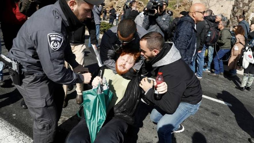 Arrestation lors d'une manifestation de soutien au soldat Elor Azaria, devant le ministère de la Défense à Tel Aviv, le 4 janvier 2017