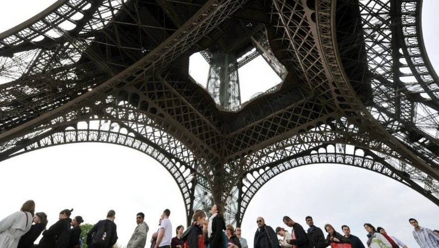 La tour Eiffel, monument payant le plus visité au monde, reçoit six millions de visiteurs par an