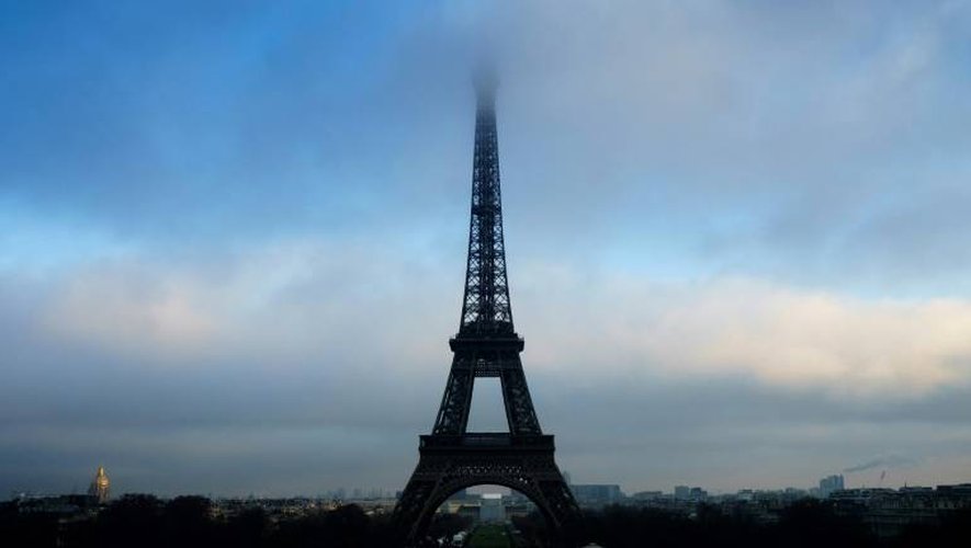 Vue sur la tour Eiffel à Paris, le 2 janvier 2017