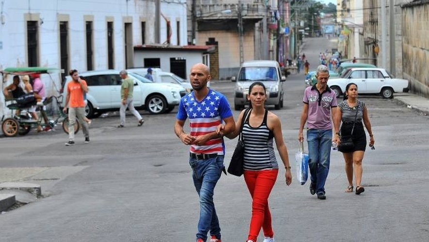 Un Cubain porte un t-shirt aux couleurs du drapeau américain dans une rue de La Havane, le 26 novembre 2016