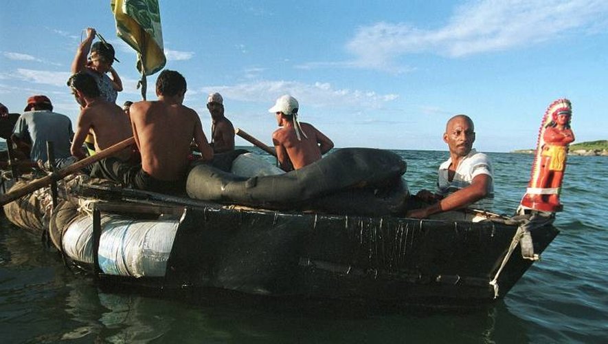 Des Cubains "balseros" se préparent à naviguer sur une embarcation de fortune pour se rendre aux Etats-Unis, en août 1994