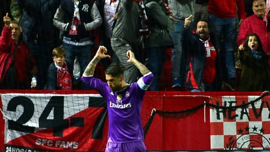Sergio Ramos échange des gestes avec les supporters de son ancien club Séville FC, le 12 janvier 2017 après son but sur penalty pour le Real Madrid
