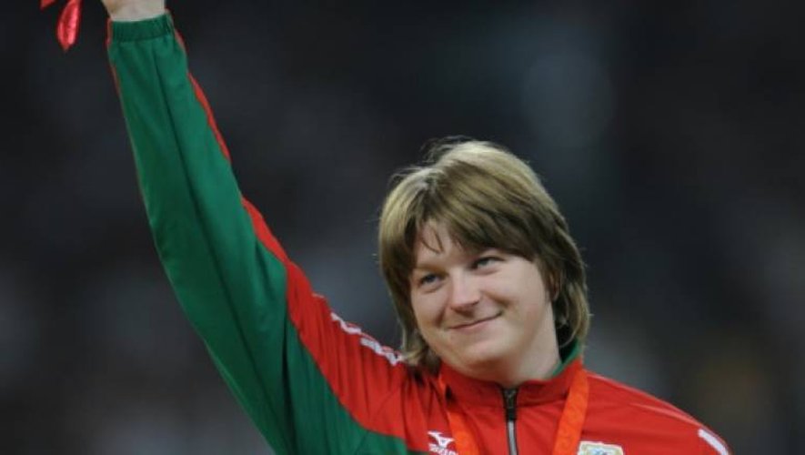 L'athlète bélarusse Nadzeya Ostapchuk avec sa médaille de bronze olympique au lancer de poids, le 17 août 2008 aux Jeux de Pékin