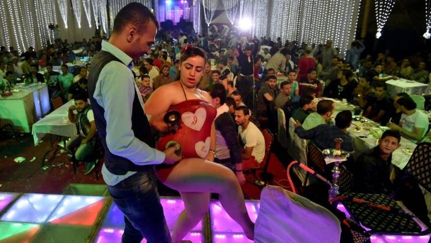 Une danseuse du ventre sur scène lors d'un mariage au nord du Caire