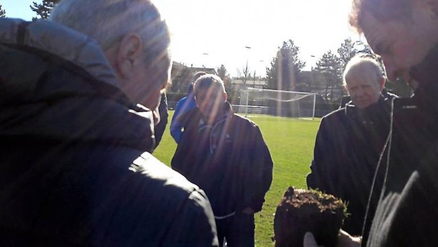 Patrick Fabre, dirigeant de la Sobac, montrant fièrement une motte de pelouse du stade Georges-Vignes à Onet-le-Château.