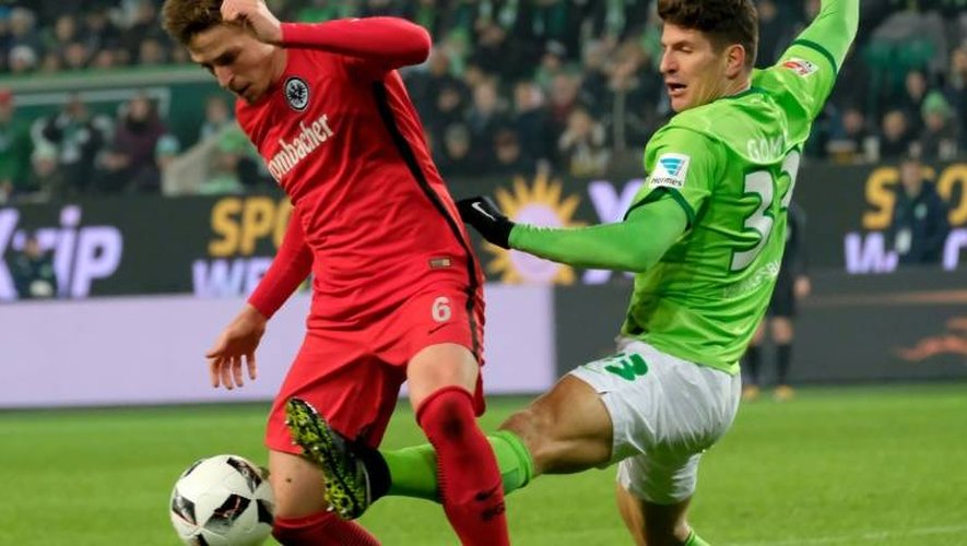 Mario Gomez (d), le 17 décembre 2016 à Wolfsburg face au défenseur de Francfort Bastian Oczipka