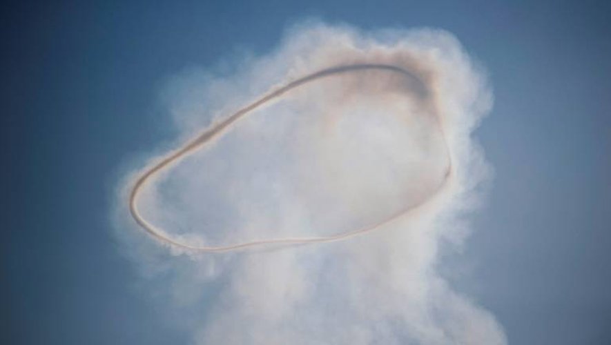 Un nuage de fumée après l'explosion d'une voiture piégée dans le ciel de Mossoul lors d'une opération militaire contre l'EI, le 8 janvier 2017