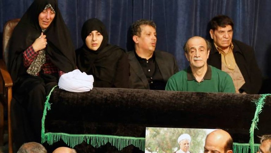 Fatemeh Hashemi Rafsanjani (G) et Mehdi Hashemi Rafsanjani Rafsanjani, les enfants de l'ex-président iranien décédé Akbar Hachémi Rafsandjani, lors d'une cérémonie, le 8 janvier 2017 à Téhéran