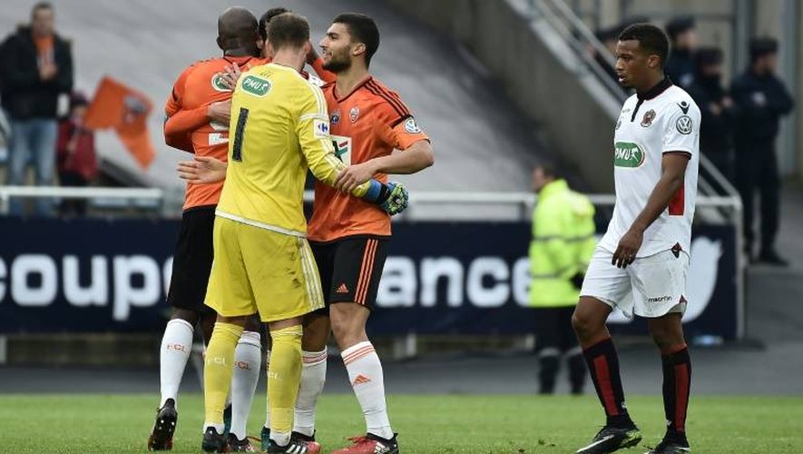 Les joueurs de Lorient se congratulent après avoir éliminé Nice en Coupe de France, le 8 janvier 2017