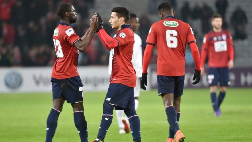 Les Lillois se congratulent après un but de Rony Lopes (d) face aux Réunionnais de l'AS Excelsior Saint-Joseph en Coupe de France, le 7 janvier 2017 à Villeneuve d'Ascq