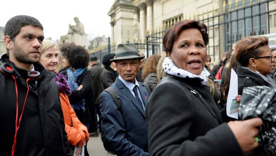 Un ancien enfant de la Creuse, Jean-Jacques Martial (c) lors d'une manifestation devant l'Assemblée nationale à Paris le 18 février 2014