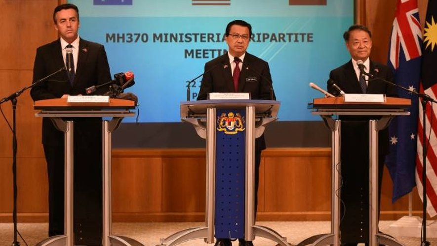 Le ministre malaisien des Transports Liow Tiong Lai (c), ses homologues chinois Yang Chuantang (d) et australien Darren Chester (g), lors d'une conférence de presse sur les recherches du vol MH370, le 22 juillet 2016 à Putrajaya, près de Kuala Lumpur