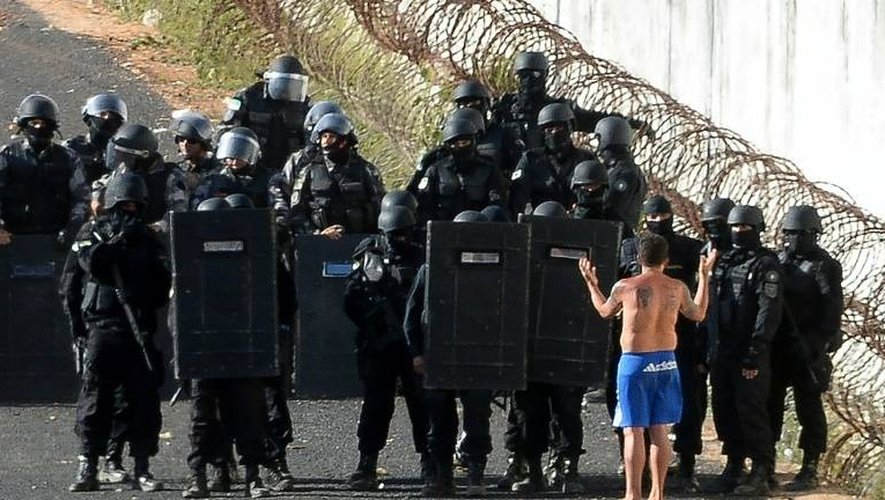 La police anti-émeute s'approche d'un homme choisi pour négocier au nom des détenus en rebélion au centre pénitentier d'Alcacuz dans l'Etat de Rio Grande do Norte dans le nord-est du Brésil, le 16 janvier 2017
