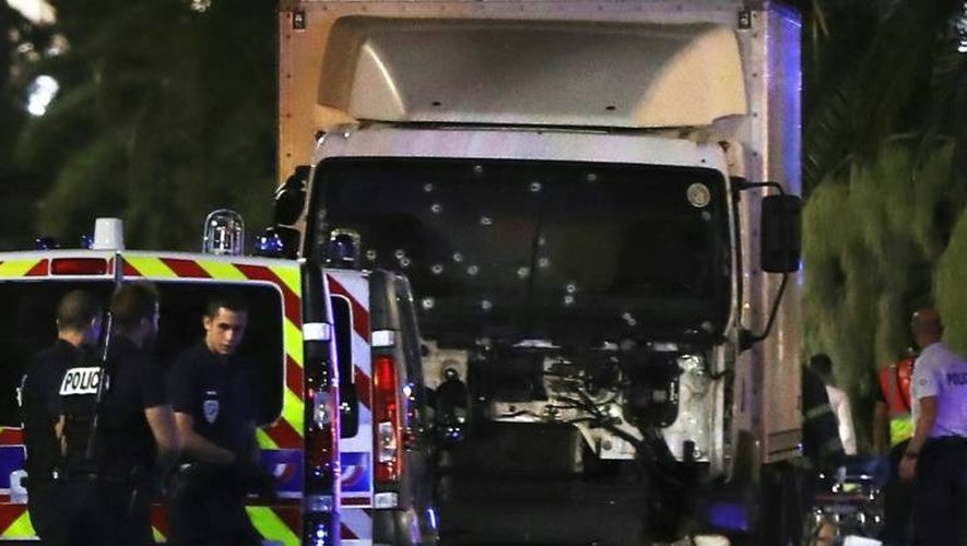 Le camion de Mohamed Lahouaiej Bouhlel criblé de balles, le 14 juillet 2016, sur la Promenade des Anglais, à Nice