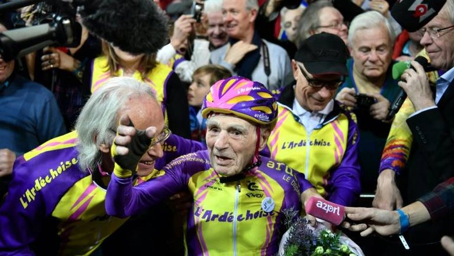 Robert Marchand après avoir parcouru 22,547 km en une heure le 4 janvier 2017 sur vélodrome national de Saint-Quentin-en-Yvelines