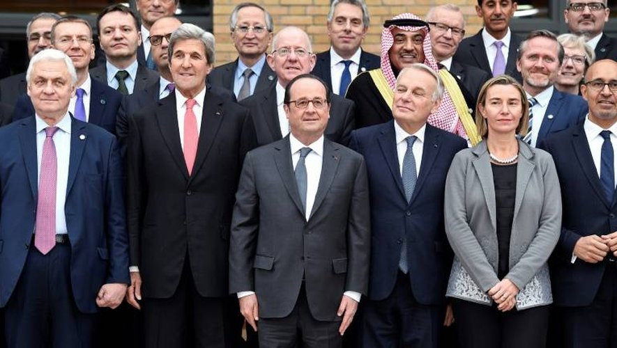 De gauche à droite: l'ambassadeur de Russie en France Alexandre Orlov, le secrétaire d'Etat américain John Kerry, le président Francois Hollande, le ministre des Affaires étrangères Jean-Marc Ayrault et la chef de la politique étrangère de l'UE, Federica Mogherini, à la conférence de paix du Moyen-Orient à Paris le 15 janvier 2017