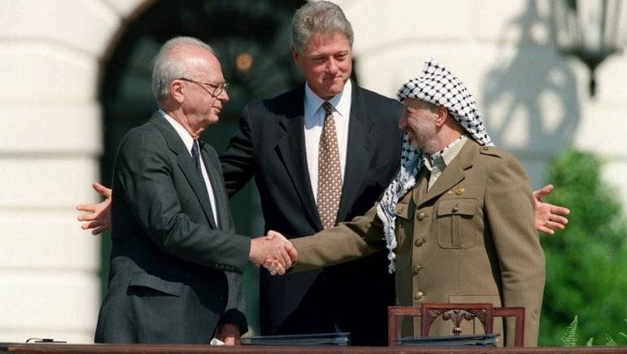 Le Premier ministre israélien Yitzahk Rabin, le président américain Bill Clinton et le chef de l'OLP Yasser Arafat, après la signature de l'accord historique entre Israël et l'OLP le 13 septembre 1993 à la Maison Blanche à Washington