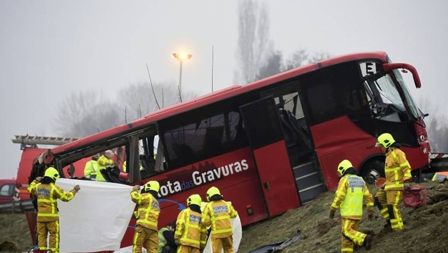 Des secouristes sur les lieux de l'accident d'un autocar près de Charolles, en Saône-et-Loire, le 8 janvier 2017