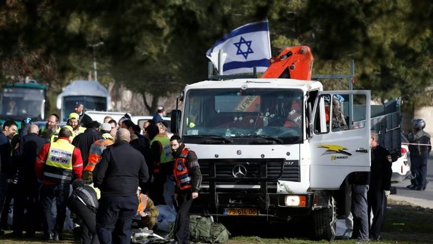 Sur le site d'une attaque au camion-bélier à Jérusalem, le 8 janvier 2017