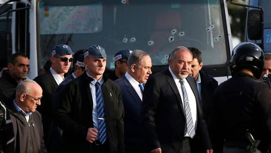 Le Premier ministre israélien Benjamin Netanyahu sur le site d'une attaque au camion, le 8 janvier 2017 à Jérusalem
