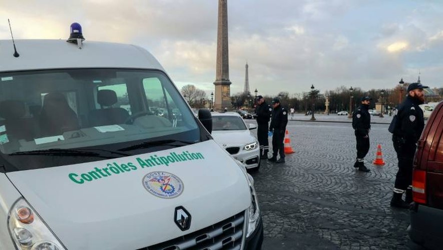Contrôle de police dans le cadre des opérations anti-pollution, le 10 janvier 2017 à Paris