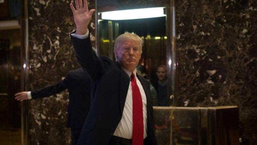 Donald Trump arrive à la Tour Trump avant une série de rendez-vous, le 13 janvier 2017, à New York.