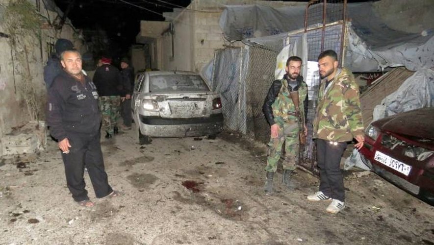 Des soldats sur le site d'un attentat suicide dans le quartier de Kafr Soussa à Damas, qui a fait moins morts le 12 janvier 2017.