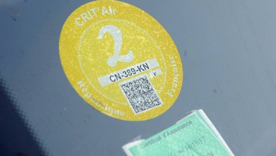 La vignette Crit'Air (prise en photo à Grenoble le 13 décembre 2016) sera obligatoire pour les véhicules motorisés à Paris à partir du lundi 16 janvier 2017