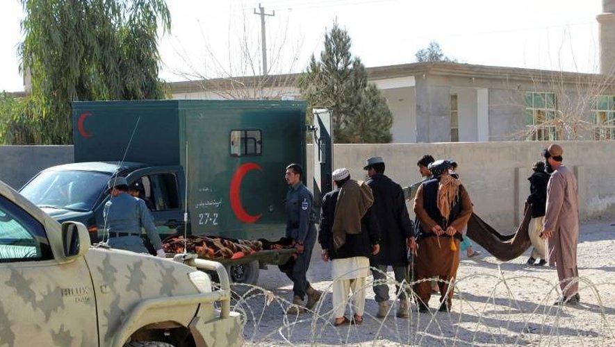 Des forces de sécurité afghanes et des volontaires retirent les corps du site où a eu lieu un attentat suicide à Lashkar Gah,le 10 janvier 2017