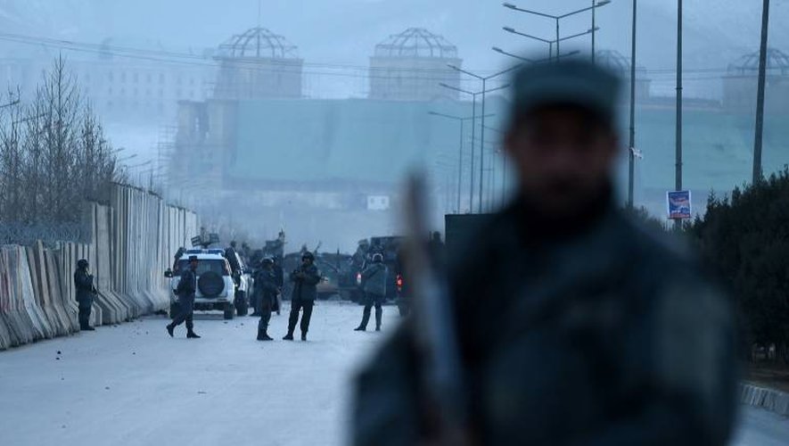 Un membre des forces de sécurité afghanes monte la garde devant le site d'une double explosion, près du parlement, à Kaboul, le 10 janvier 2017.