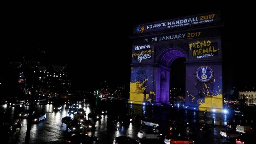 L'Arc de Triomphe à Paris illuminé aux couleurs du Mondial de handball qui se tient en France du 11 au 29 janvier 2017
