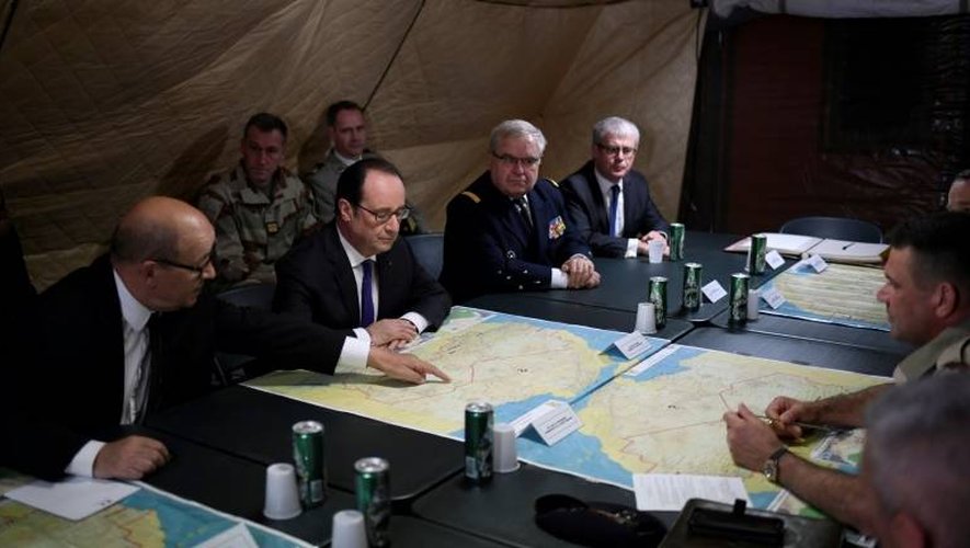 Jean-Yves Le Drian et François Hollande avec les soldats de la force Barkhane le le 13 janvier 2017 à Gao