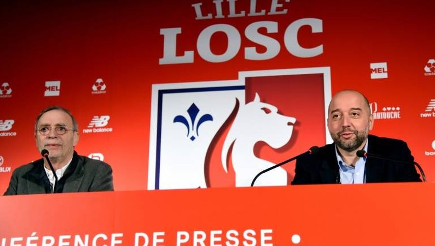 L'ancien président de Lille Michel Seydoux (g) et son successeur Gérard Lopez, le 13 janvier 2017 à Camphin-en-Pévèle