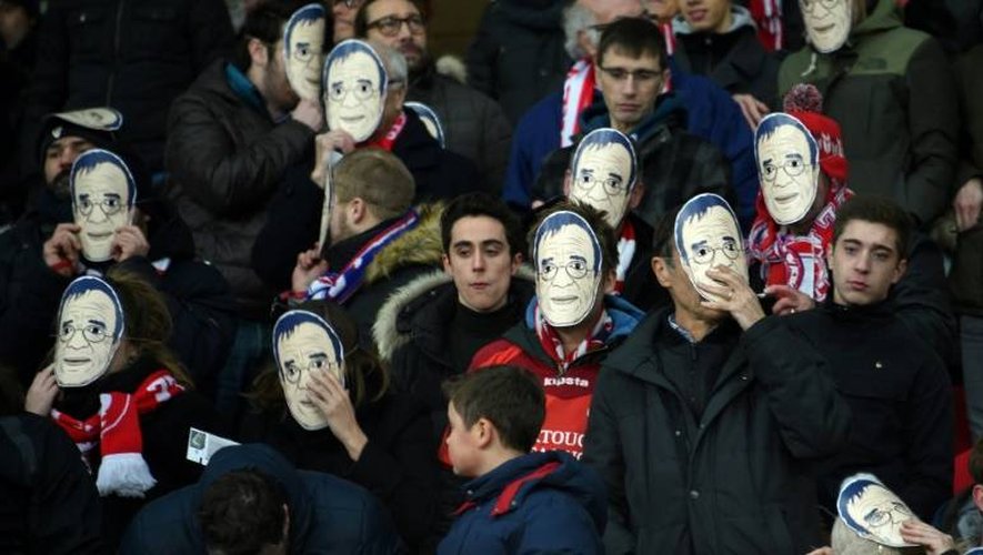Les supporters lillois portant des masques à l'effigie de Michel Seydoux, le 13 janvier 2017 lors de Lille - Saint-Etienne