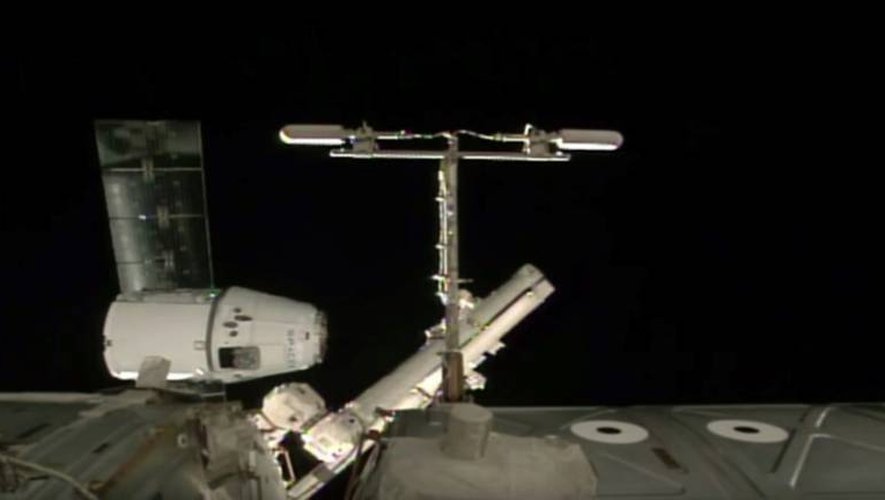 Photo fournie le 20 juillet 2016 par la NASA de l'arrivée de SpaceX Dragon à l'ISS