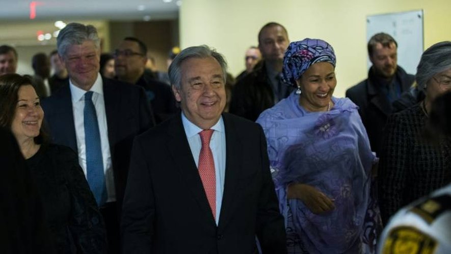 Le nouveau secrétaire général de l'ONU, Antonio Guterres (c) au siège de l'organisation, le 3 janvier 2017 à New York