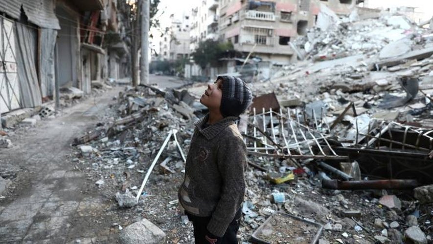 Un enfant au milieu des décombres le 9 janvier 2017 à Douma, ville aux mains des rebelles