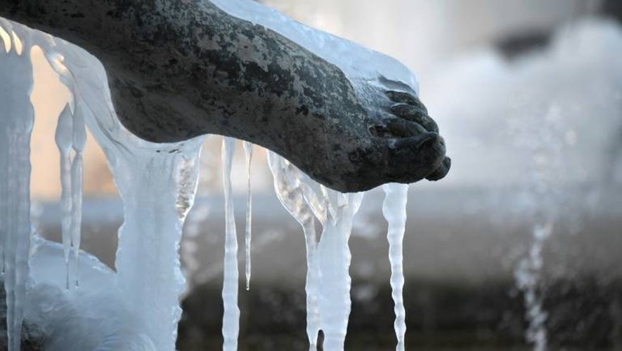 De la glace entoure le pied d'une statue à Rome, le 9 janvier 2017