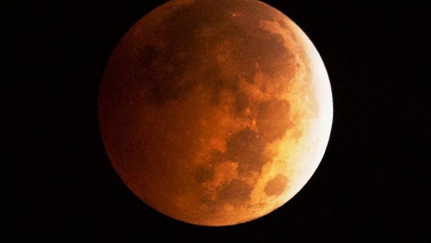 La Lune pendant une éclipse lunaire totale à Los Angeles le 8 octobre 2014.