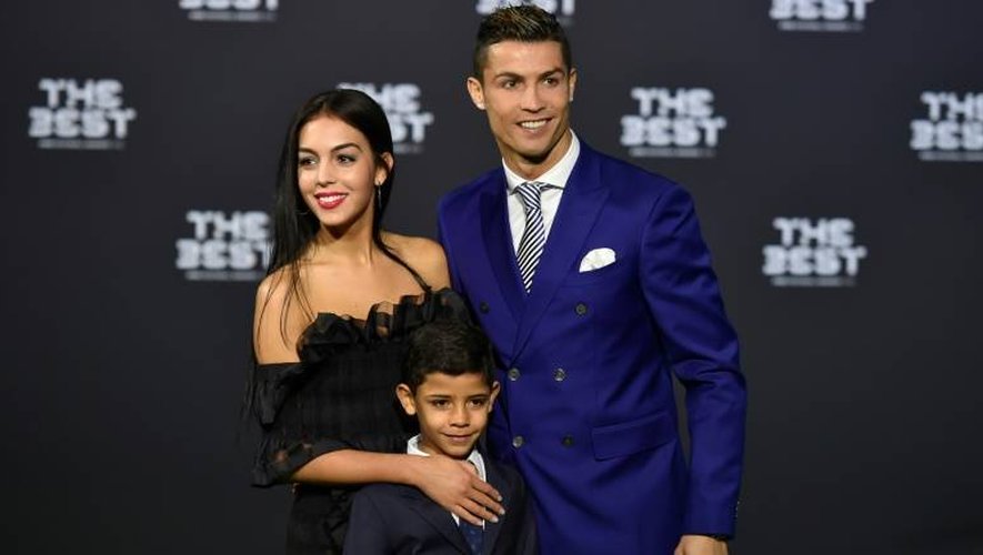Cristiano Ronaldo, son fils et sa petite amie Georgina Rodriguez à leur arrivée aux Prix Fifa, le 9 janvier 2017 à Zurich