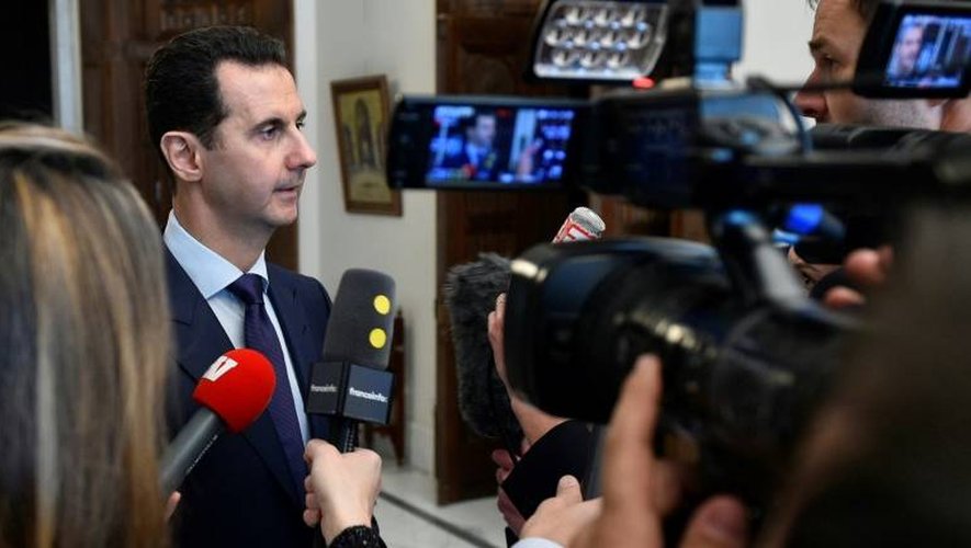 Photo fournie par l'agence syrienne Sana le 9 janvier 2017 du président syrien Bachar al-Assad donnant une interview à des médias français à Damas