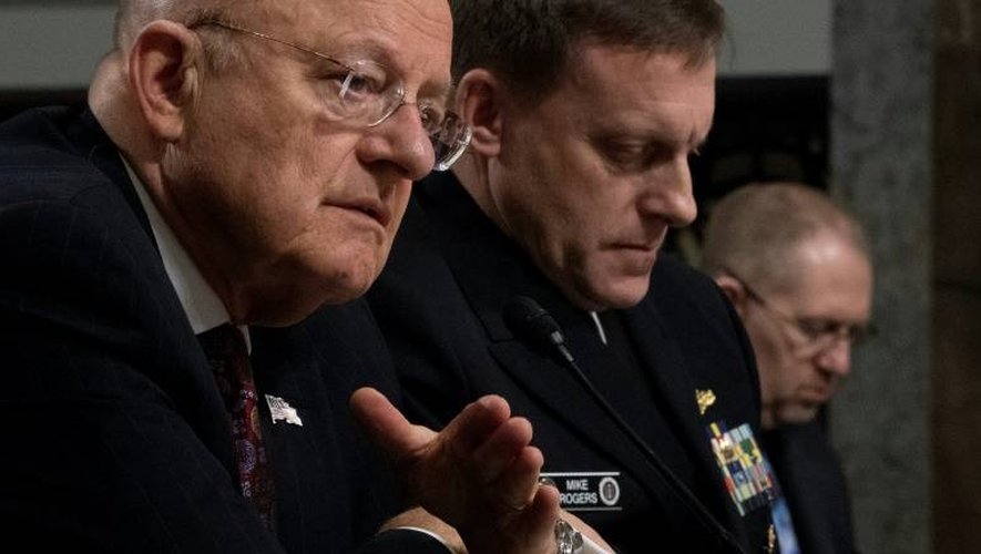 Le directeur du renseignement James Clapper (g) et de la NSA Michael Rogers (c) lors d'une audition devant le Sénat à Washington, le 5 janvier 2017