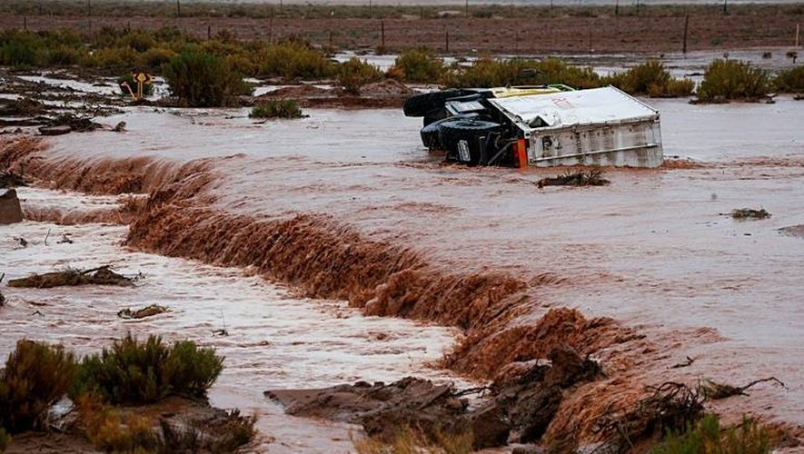 Un camion d'assistance sur le Dakar-2017 pris dans un torrent de boue le 6 janvier 2017 entre Tupiza et Oruro en Bolivie
