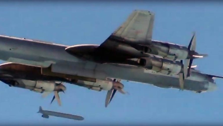 Images provenant du compte Facebook du ministère de la Défense russe, le 19 novembre 2015, d'un bombardier Tupolev Tu-95 larguant un misile de croisière en Syrie