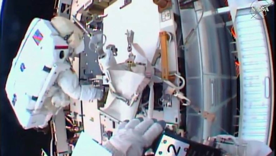 Capture d'écran provenant de la NASA montrant les astronautes Shane Kimbrough(D) et Peggy Whitson le 6 janvier 2017 lors d'une sortie orbitale