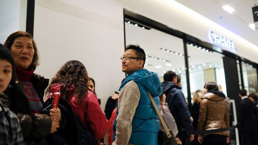File d'attente de clients asiatiques devant un rayon luxe du "Printemps" le 23 janvier 2012 à Paris