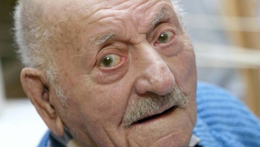 Mort en janvier 2008, Louis de Cazenave, 109 ans, pris en photo chez lui le 8 novembre 2006 à Brioude, était le dernier survivant français de la bataille du Chemin des Dames du printemps 1917.