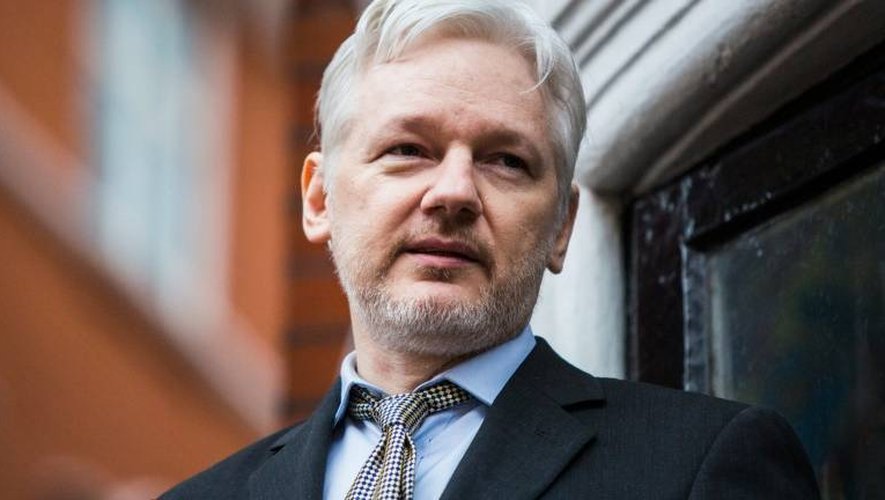 Le fondateur de WikiLeaks Julian Assange au balcon de l'ambassade d'Equateur le 5 février 2016 à Londres