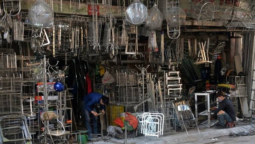 Aujourd'hui, la plupart des outils métalliques en vente dans les rues de Hanoï sont produits en masse - souvent en Chine ou avec des matériaux chinois moins chers - et les clients des boutiques de forgeron sont de plus en plus rares