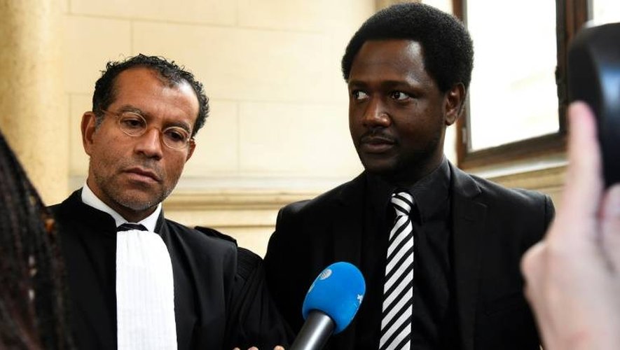Souleymane Sylla, victime d'agression raciste, s'exprime devant la presse au côté de son avocat Jim Michel-Gabriel à Paris, le 3 janvier 2017